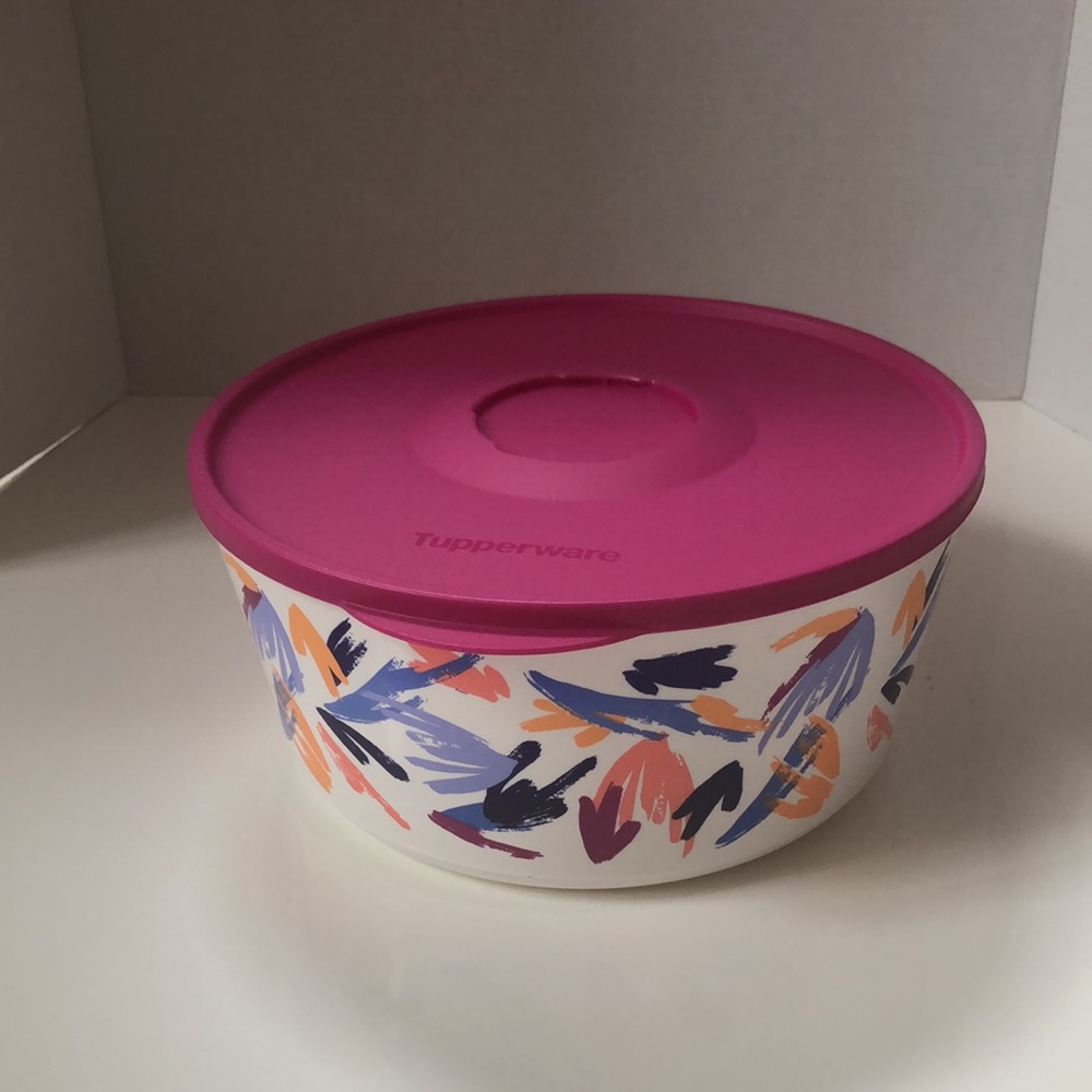 ⭐️Host Pick⭐️- Tupperware Winter Cure Large Bowl with Lid